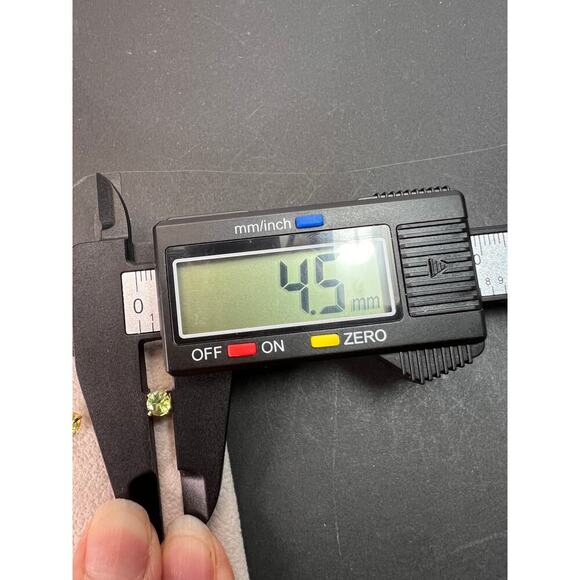 14k gold 4.5mm mint peridot stud earrings - Picture 6 of 11